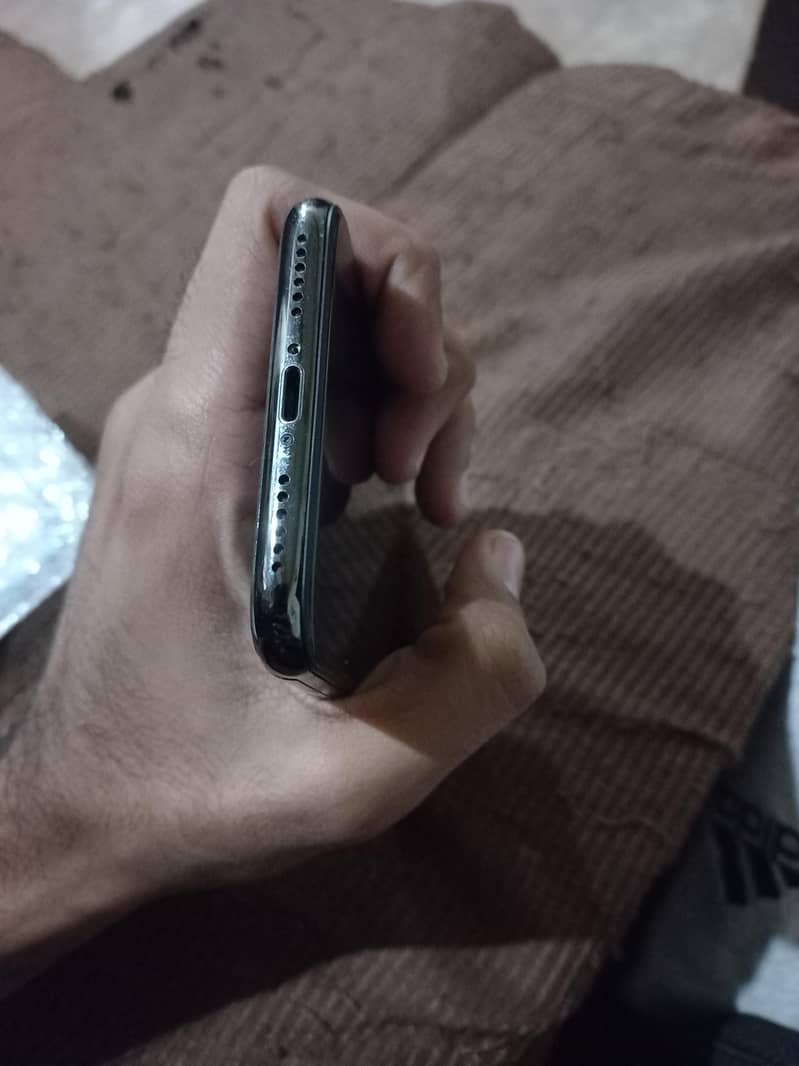 Apple iPhone X 4