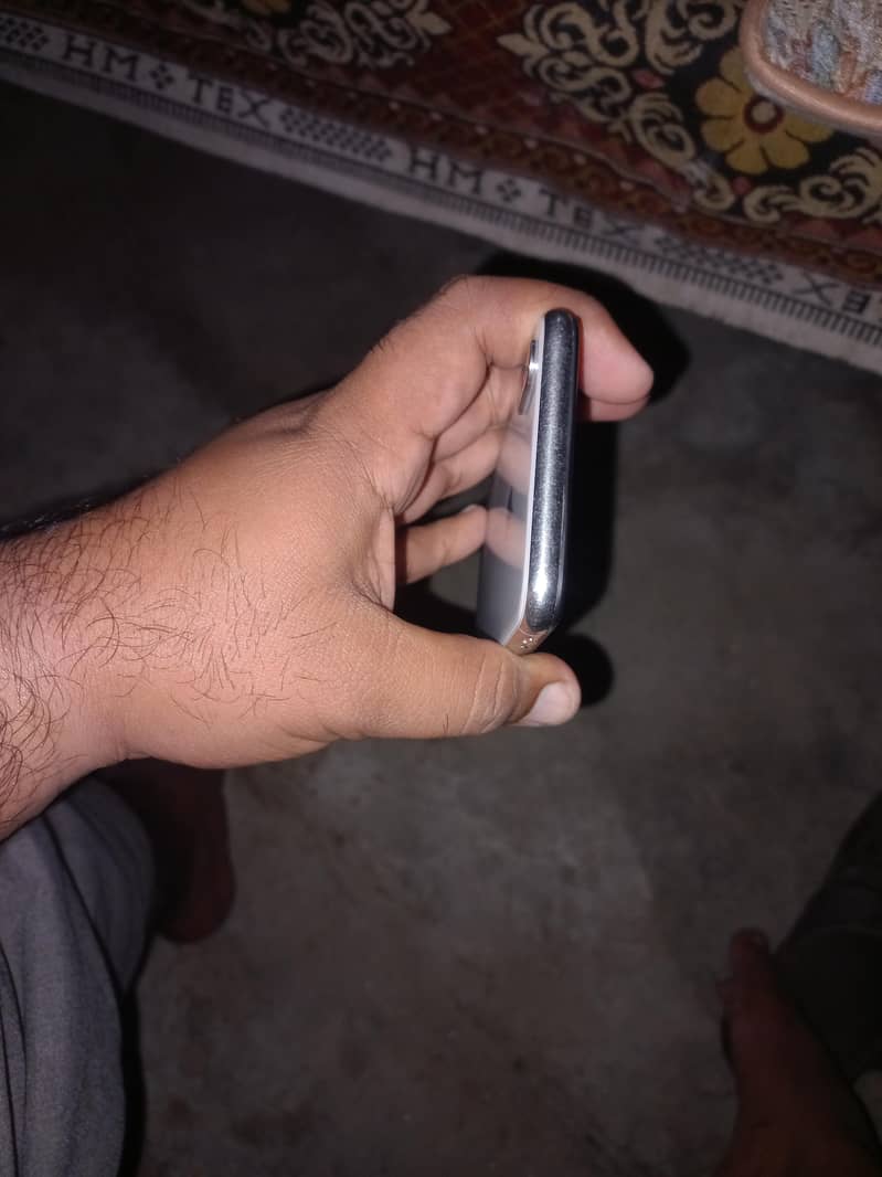 Apple iPhone X 4
