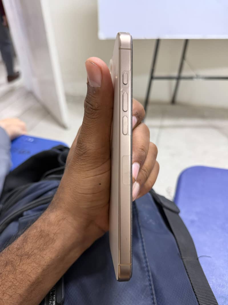 Apple iPhone 16 Pro Max 4