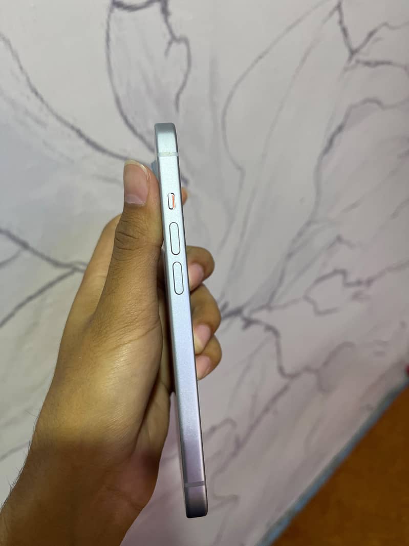 Apple iPhone 15 4