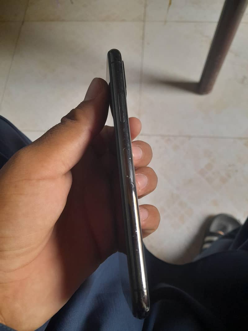 Apple iPhone X 4