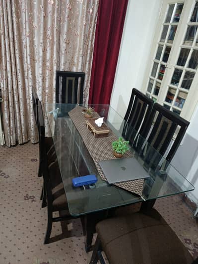 Dinning table with 6 chairs in good conditon