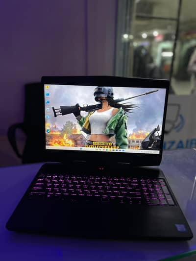 Alian wear laptop