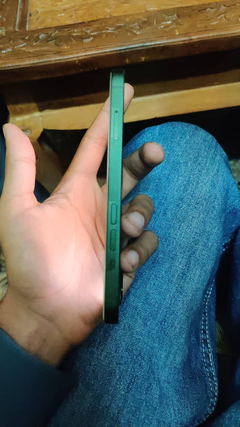 Apple iPhone 13 4