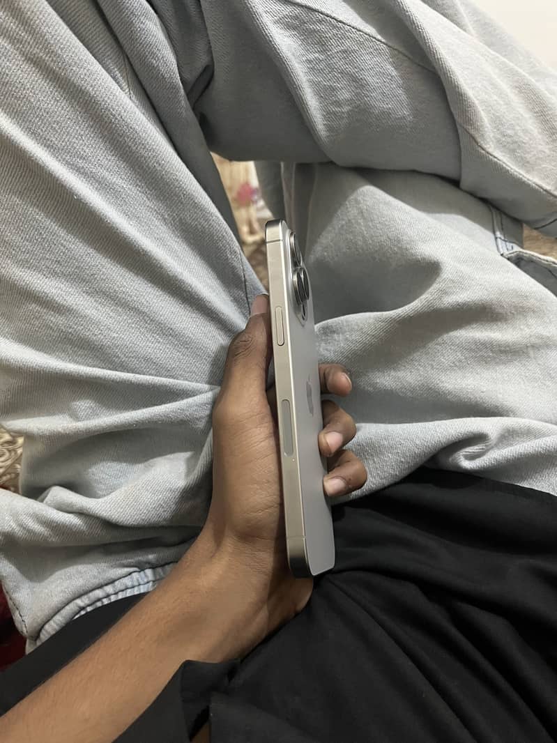 Apple iPhone 15 Pro Max 4