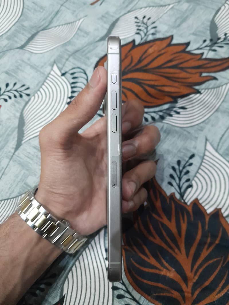 Apple iPhone 15 Pro Max 6