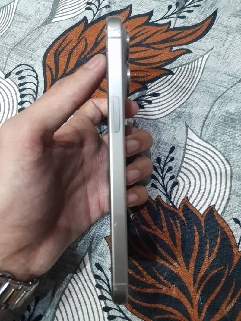 Apple iPhone 15 Pro Max 2