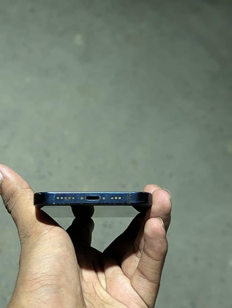 Apple iPhone 12 4