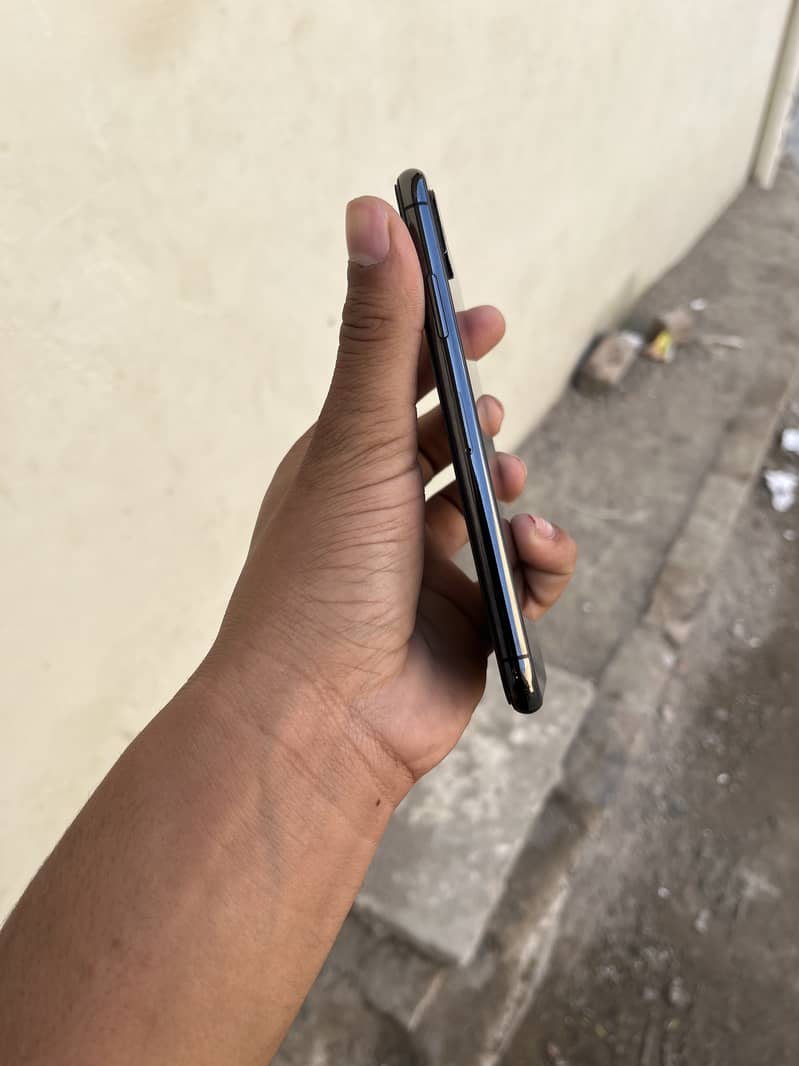 Apple iPhone X 4