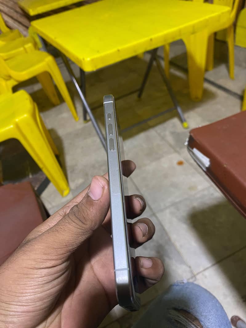 Apple iPhone 15 Pro Max 4