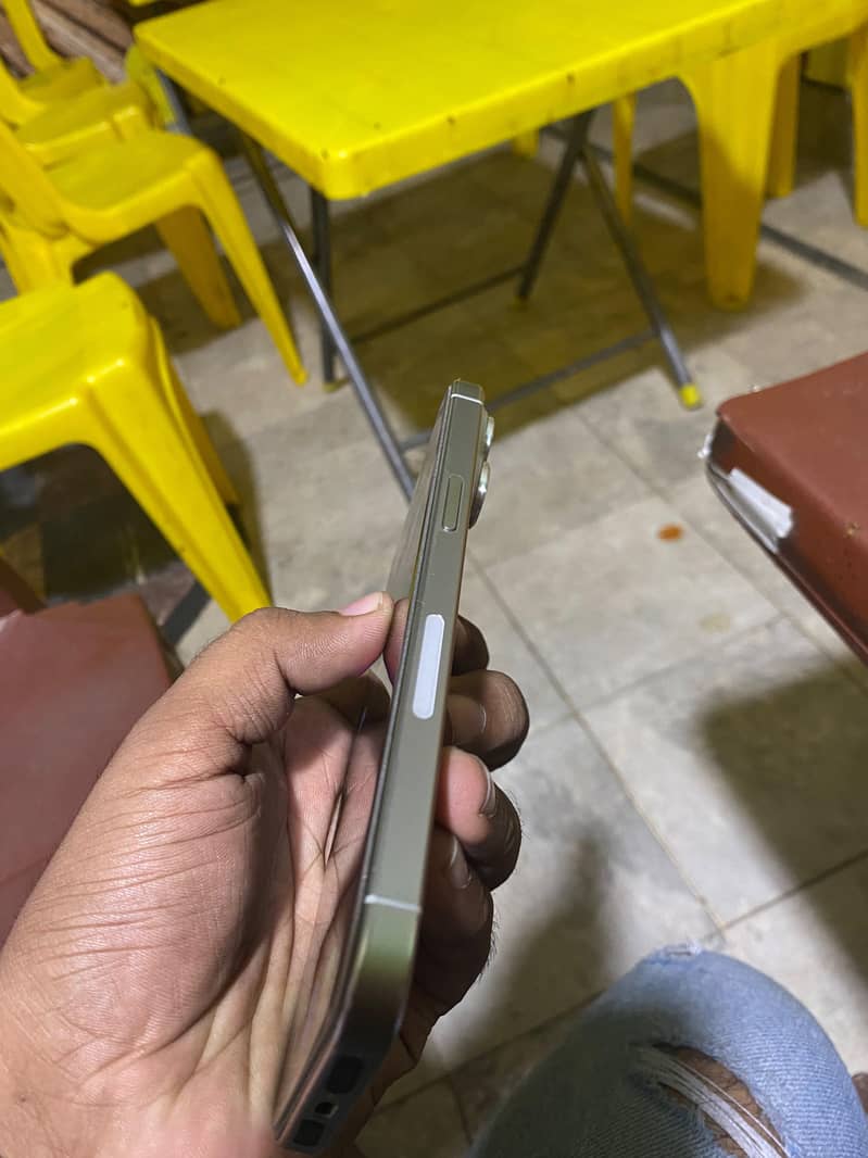 Apple iPhone 15 Pro Max 6