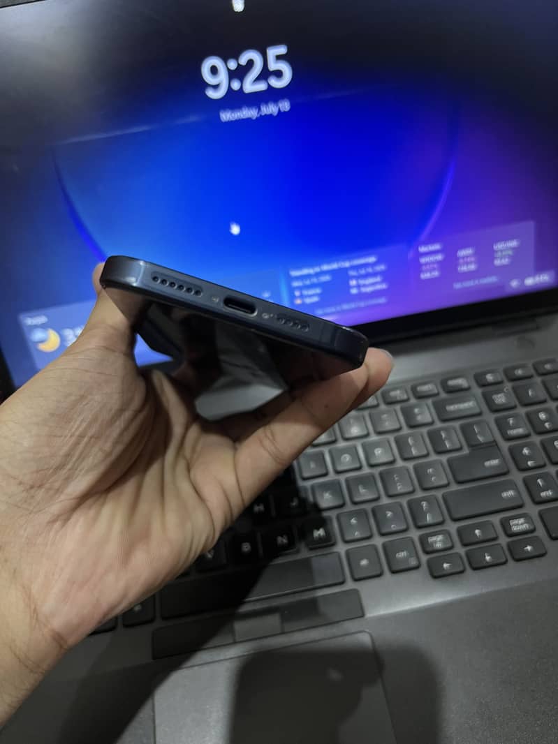 Apple iPhone 15 Pro Max 2