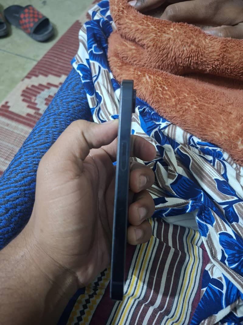 iPhone 16e 1