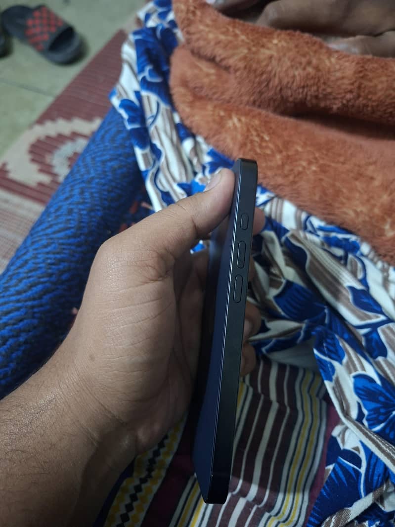 iPhone 16e 2