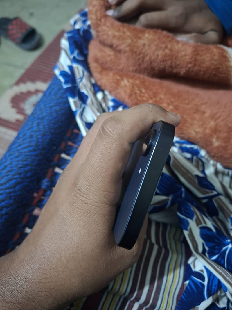 iPhone 16e 3