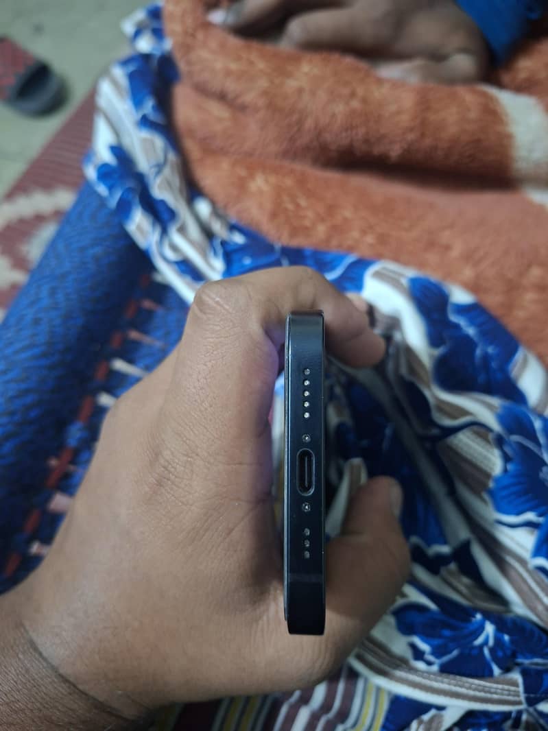 iPhone 16e 4