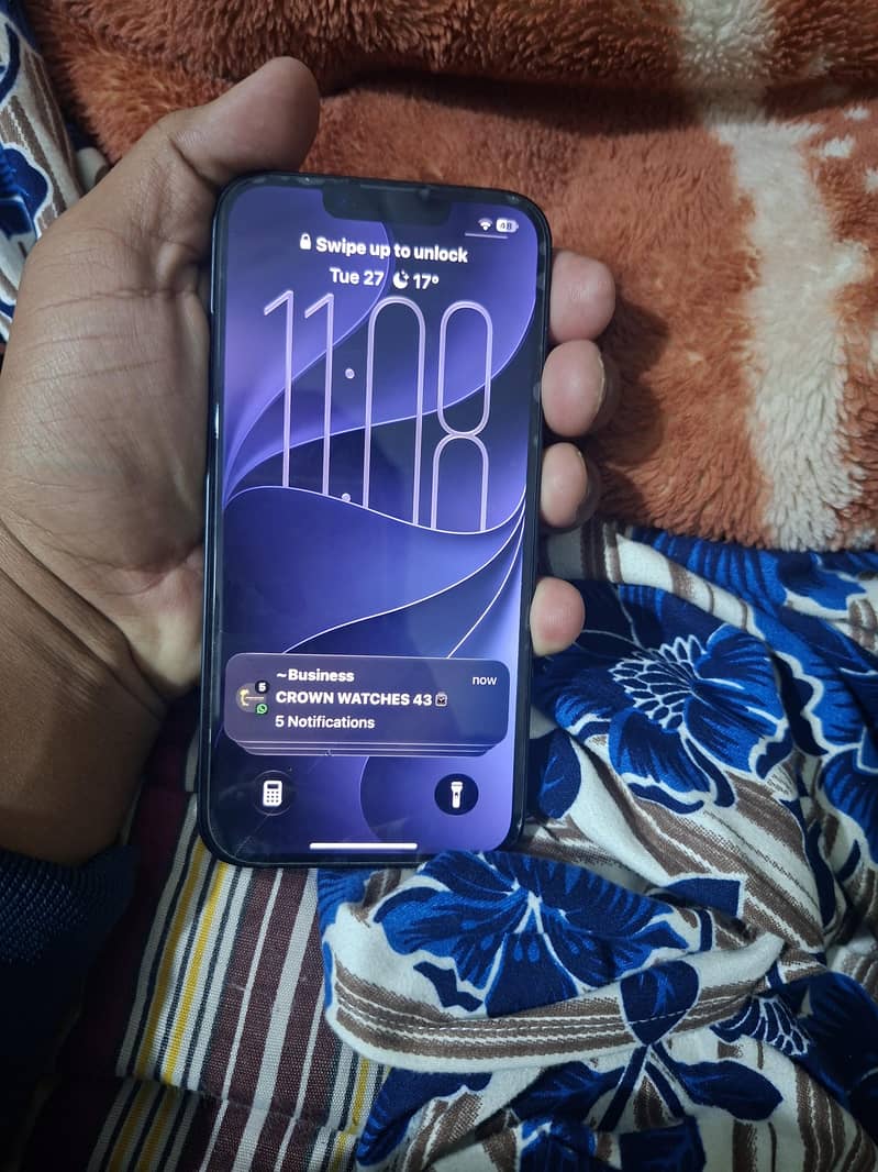 iPhone 16e 5