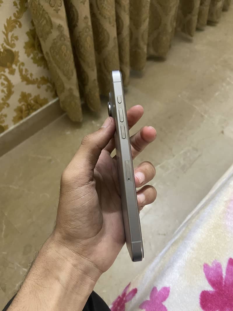 iPhone 15 Pro Max 4