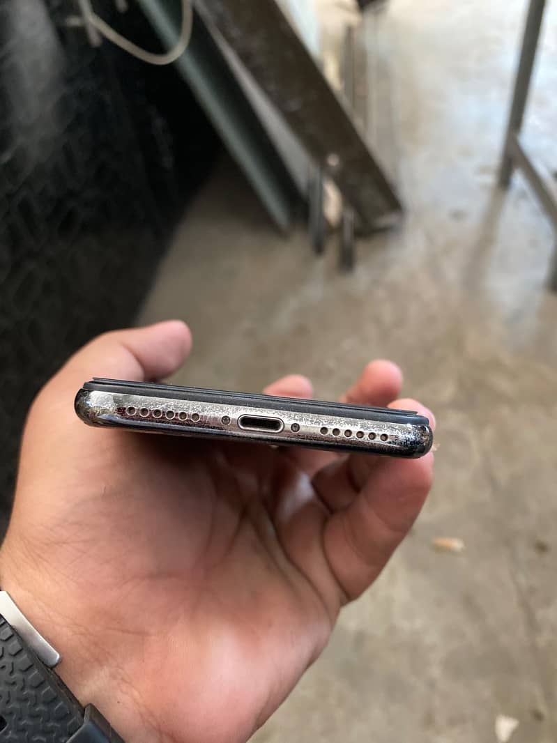 Apple iPhone X 4