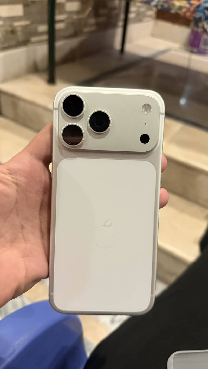 Apple iPhone 17 Pro Max 1