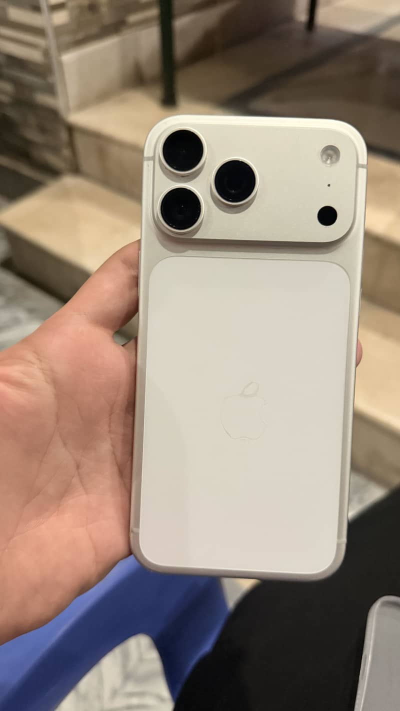 Apple iPhone 17 Pro Max 3