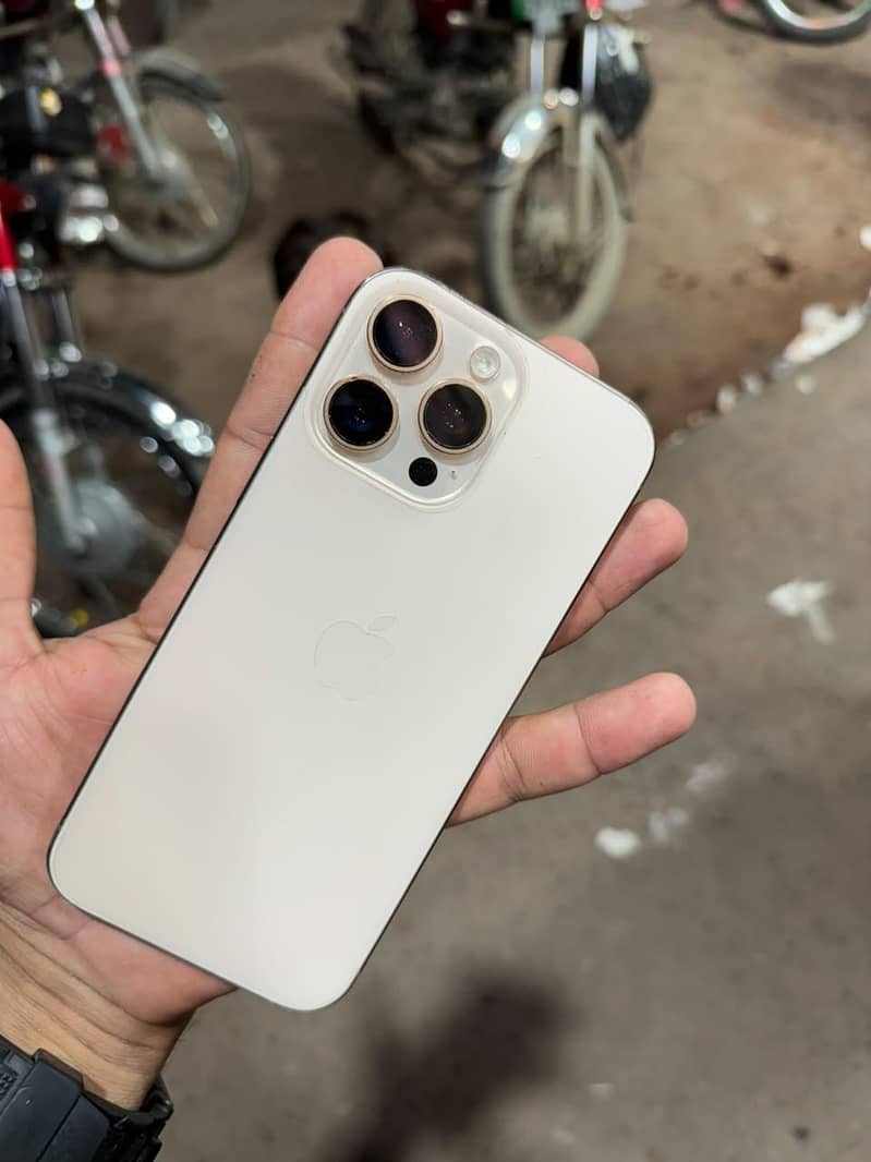 Apple iPhone 16 Pro Max 1