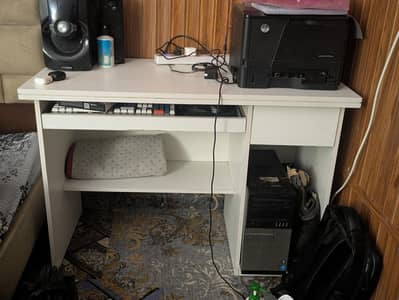 Computer Table White colour 10/10 Condition Without anu damage