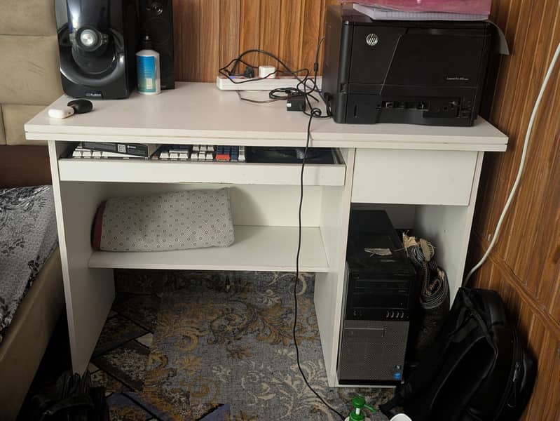 Computer Table White colour 10/10 Condition Without anu damage 0