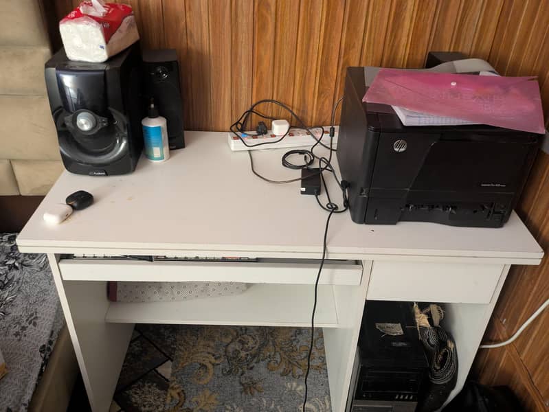 Computer Table White colour 10/10 Condition Without anu damage 1