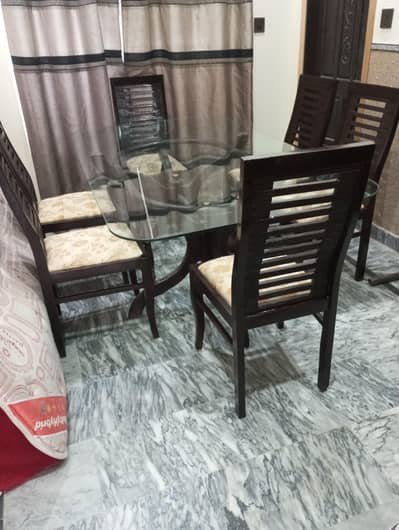 6 seater dining table in very good