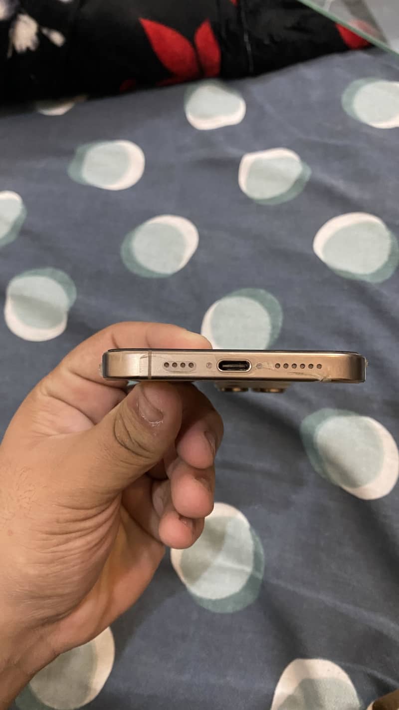 Apple iPhone 16 Pro Max 4
