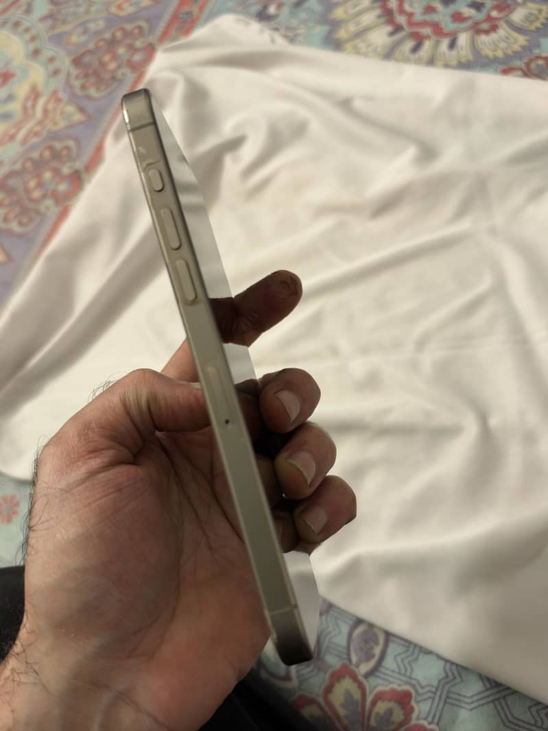 Apple iPhone 15 Pro Max 4