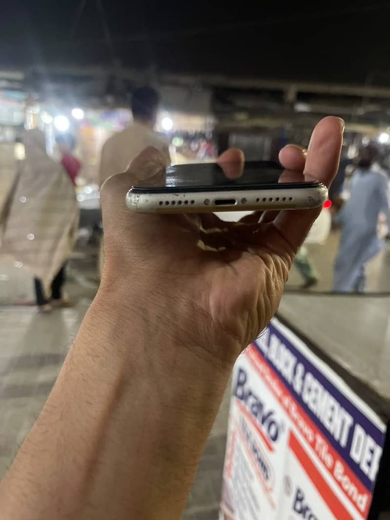 iPhone 11 4