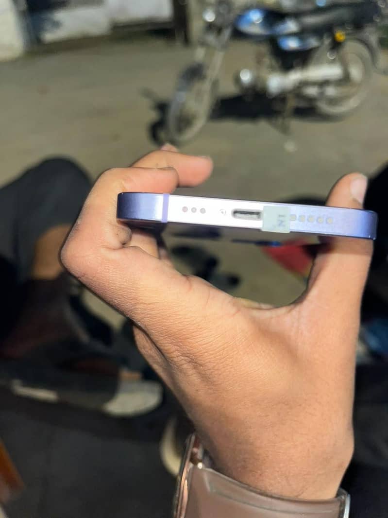 Apple iPhone 12 4
