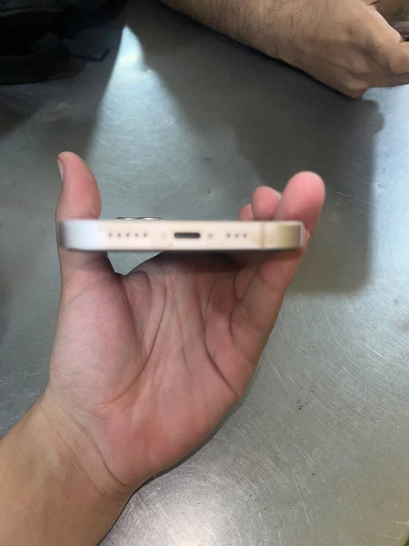 Apple iPhone 13 2