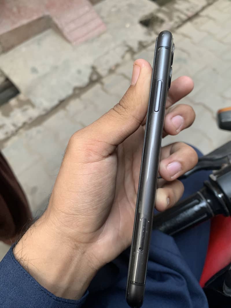 Apple iPhone 11 4