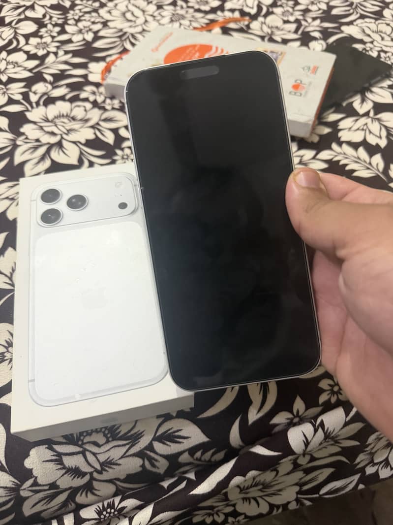 Apple iPhone 17 Pro Max 1