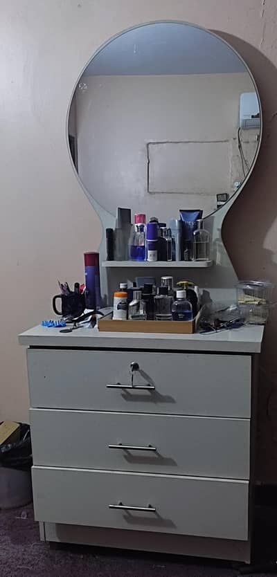 used dressing table in good condition