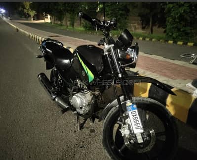 up for sale is a Yamaha ybr 125 with grey and black graphics
