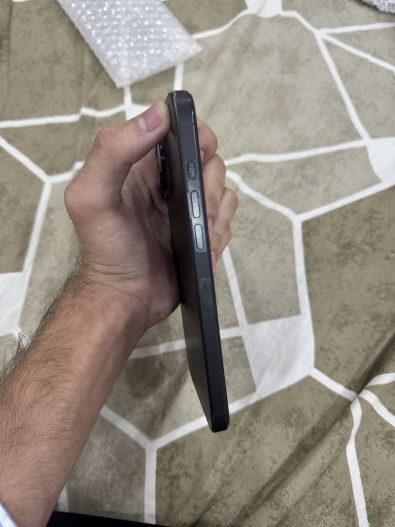 Apple iPhone 16 Pro Max 1