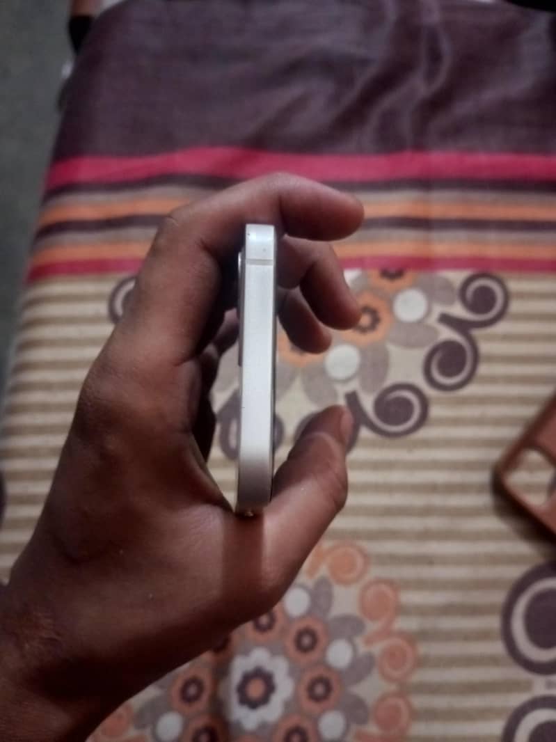 Apple iPhone 12 4