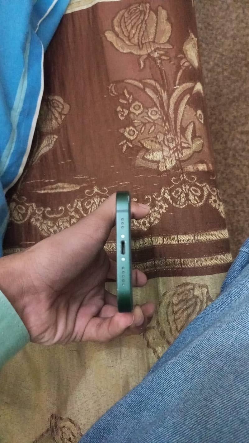 Apple iPhone 13 2