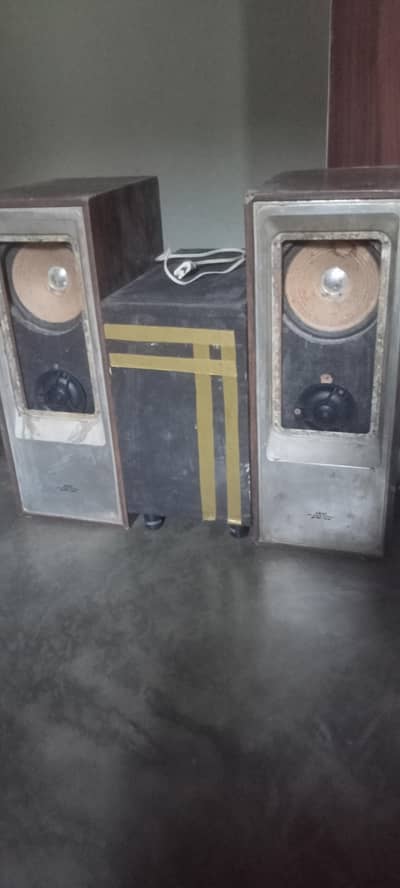The Akai SW-42 vintage 2-way bookshelf speaker