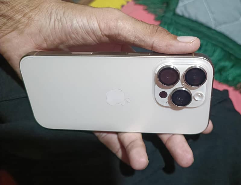 Apple iPhone 16 Pro 1