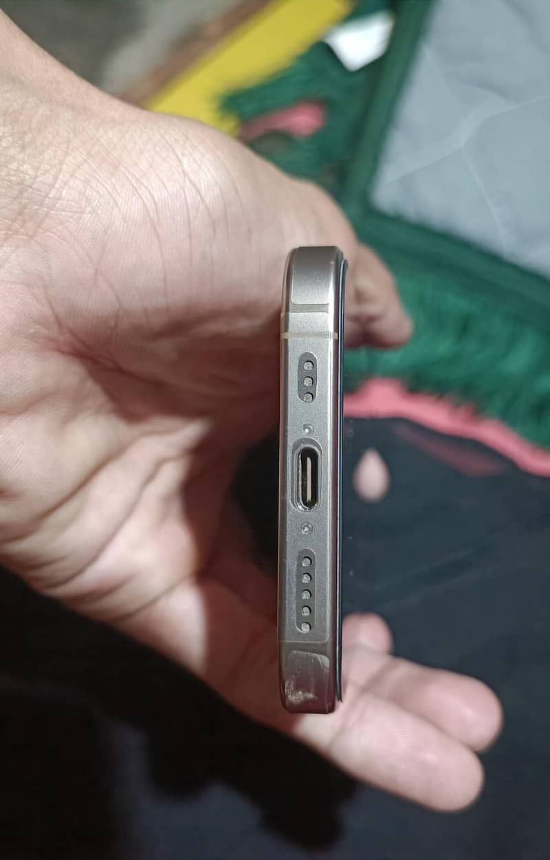 Apple iPhone 16 Pro 3