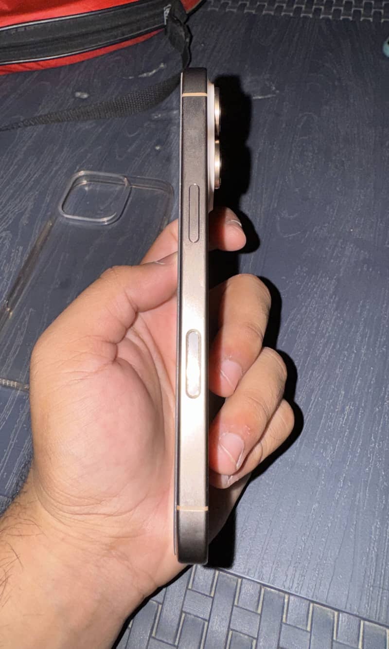 Apple iPhone 16 Pro 3
