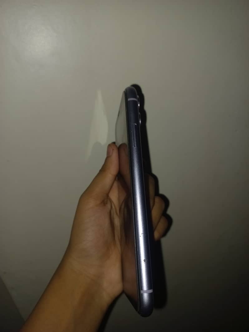 Apple iPhone 11 4