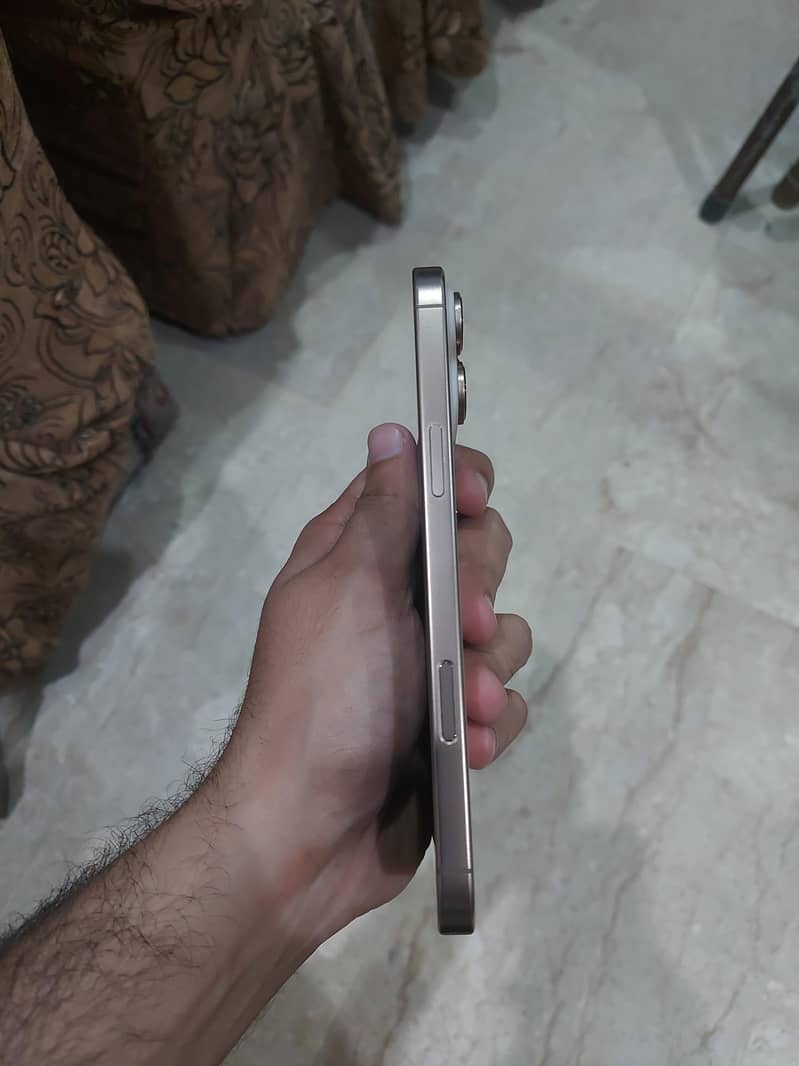 Apple iPhone 16 Pro Max 2