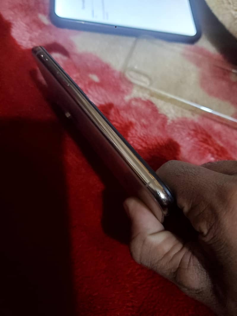 Apple iPhone XS 4