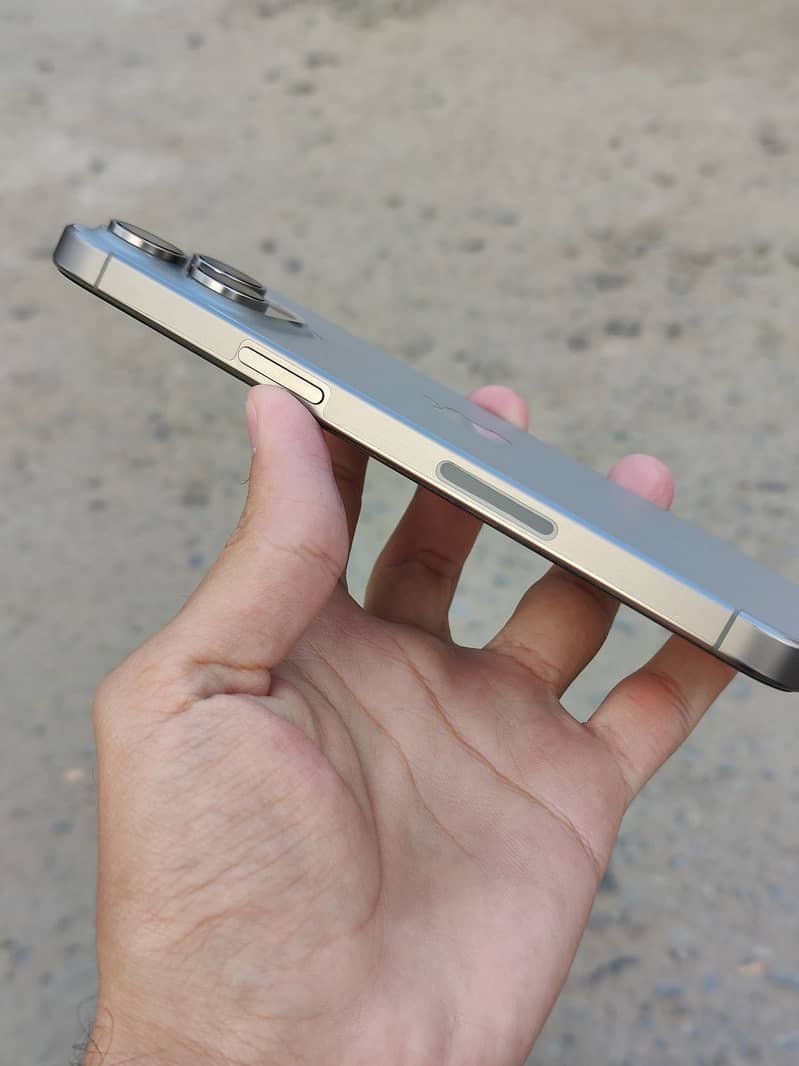 Apple iPhone 15 Pro Max 3